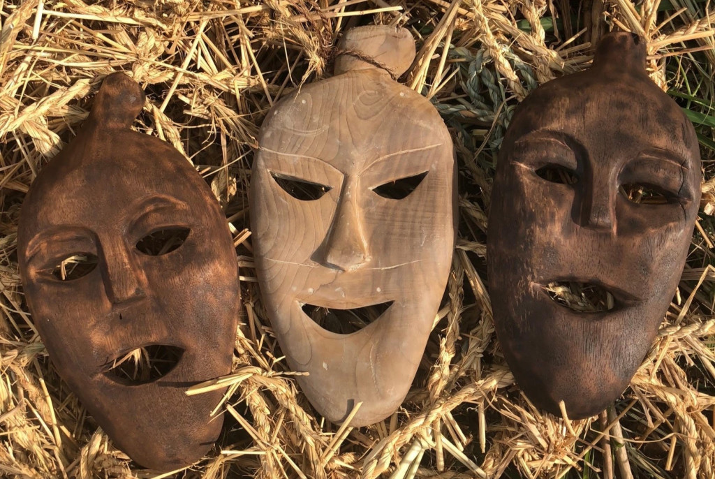 島尻地区の選ばれた青年３人が仮面を付ける