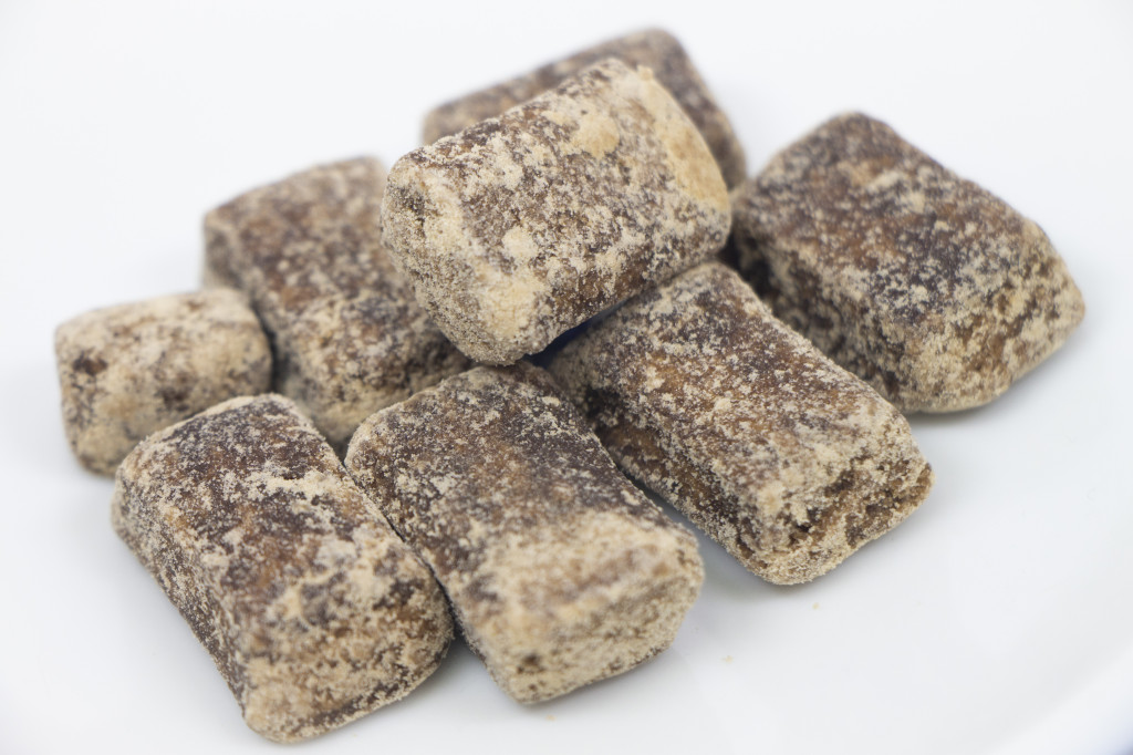 黒糖Brown cane sugar：サトウキビの生産が盛んな多良間島を代表する特産品。