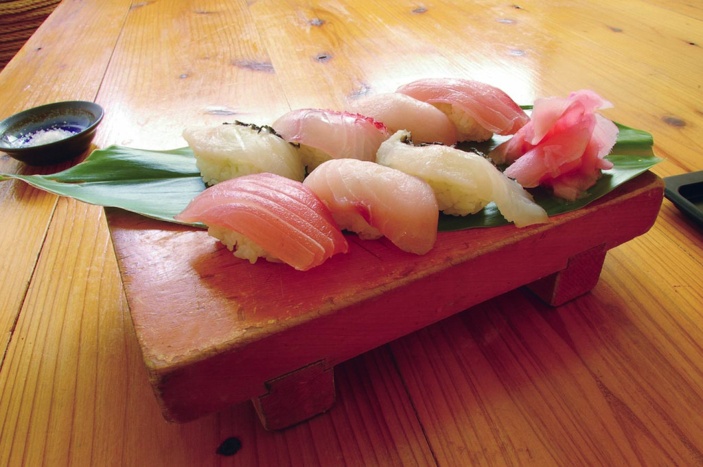 石垣の塩で食べる塩寿司