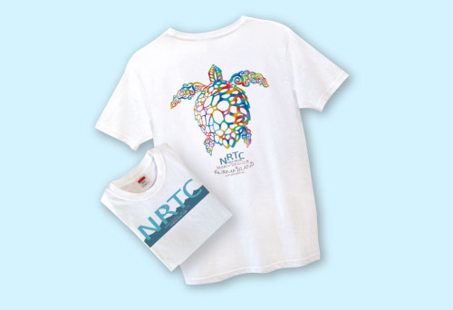 来間島の集落の中に 佇むオリジナル Tシャツのお店